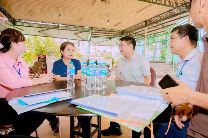 Ông Lê Như Hải Long, Chủ tịch UBND xã Tân Nhựt (thứ ba từ trái sang) cùng tổ công tác trực tiếp đến nhà vận động người dân sớm bàn giao mặt bằng để dự án được triển khai đúng tiến độ. Ảnh: Ban Quản lý dự án