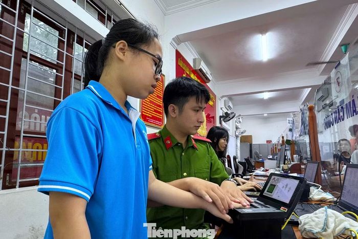 Công an phường Thành Vinh tổ chức cấp căn cước, định danh điện tử mức 2 và giải quyết các thủ tục hành chính cho người dân.