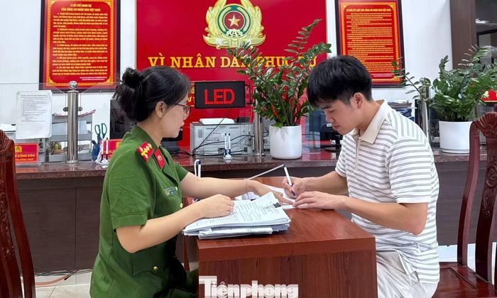 Đại úy Ngô Thị Hồng Thúy, cán bộ Tổ Cảnh sát khu vực, Công an phường Vinh Lộc, tận tình hướng dẫn người dân hoàn thiện các thủ tục về cư trú.