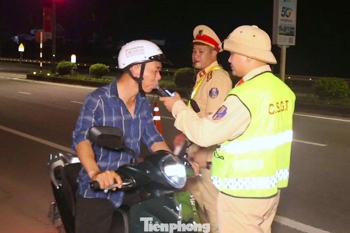 Cùng với các lực lượng làm nhiệm vụ tại cơ sở, CSGT Công an tỉnh Nghệ An huy động 100% quân số, tăng cường lực lượng và phương tiện tuần tra, kiểm soát trên các tuyến, địa bàn trọng điểm. Tại các quốc lộ, khu vực cửa ngõ, nút giao cao tốc và những nơi dự báo lưu lượng phương tiện tăng cao trong dịp lễ, công tác bảo đảm an toàn giao thông được siết chặt, đặc biệt là kiểm tra, xử lý vi phạm nồng độ cồn.