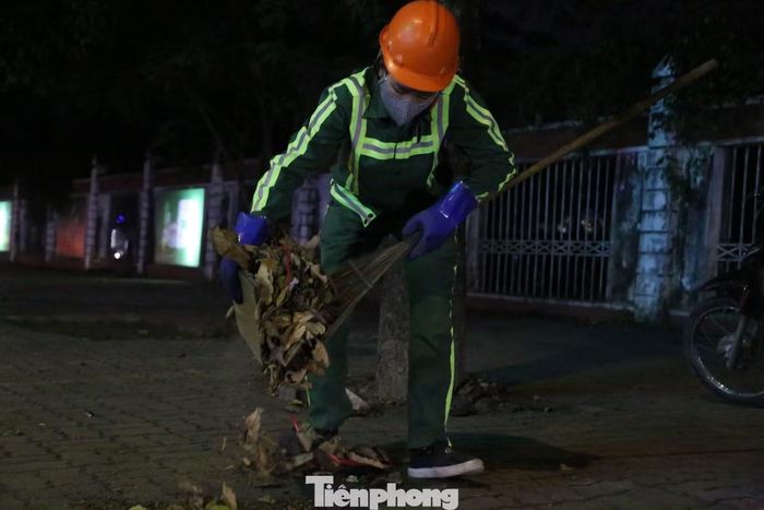 Khi phố phường bước vào kỳ nghỉ, những chiếc xe thu gom rác vẫn lặng lẽ chạy trên từng con đường. Gần 30 năm trong nghề cũng là gần 30 năm chị Trần Thị Kim Dung, công nhân Công ty CP Môi trường và Công trình đô thị Nghệ An, gắn bó với công việc vệ sinh môi trường trong những ngày lễ, Tết. “Đặc thù của nghề vệ sinh môi trường là ngày lễ, Tết, khối lượng công việc nhiều hơn nhưng chị em luôn động viên cùng cố gắng”, chị Dung chia sẻ.