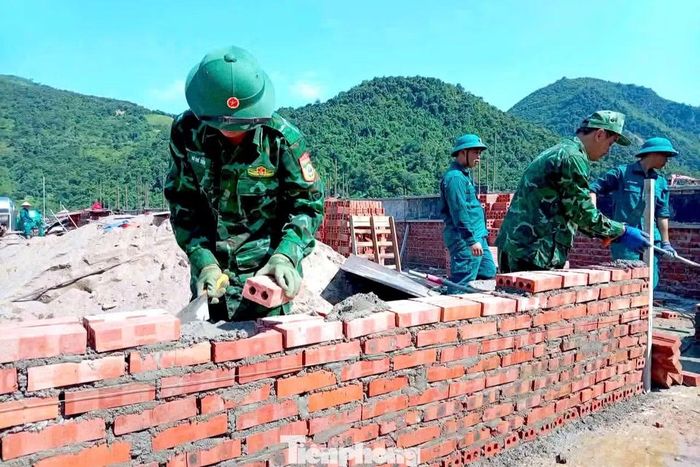 Ban Chỉ huy Bộ đội Biên phòng tỉnh Nghệ An cũng cử đoàn kiểm tra công tác sẵn sàng chiến đấu và công tác Biên phòng tại các đơn vị trên địa bàn. Ở những xã có trường nội trú liên cấp vùng biên, cán bộ, chiến sĩ các Đồn Biên phòng còn được tăng cường hỗ trợ nhà trường hoàn thiện cơ sở vật chất, chuẩn bị các điều kiện cần thiết cho lễ khai giảng năm học mới.