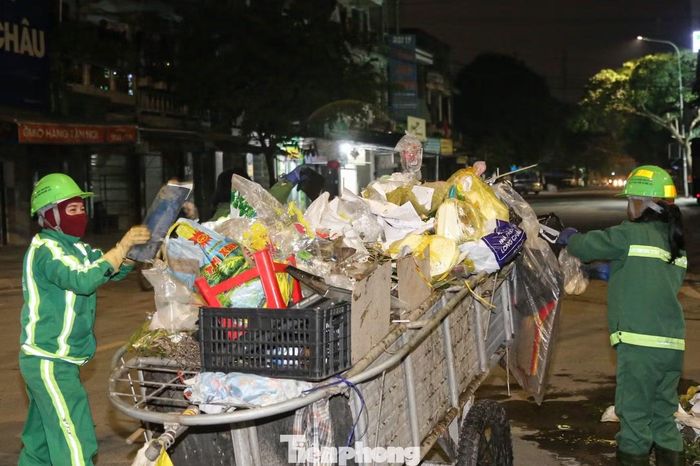 Ngày thường vốn đã vất vả, những ngày lễ, lượng rác thải tăng lên nhiều lần. Những công nhân môi trường vì thế càng phải tất bật hơn, có khi “trở tay không kịp”. Giữa nhịp phố đông vui của kỳ nghỉ, những nữ công nhân vẫn cần mẫn thu gom từng túi rác, đưa lên xe lôi để vận chuyển về điểm tập kết.
