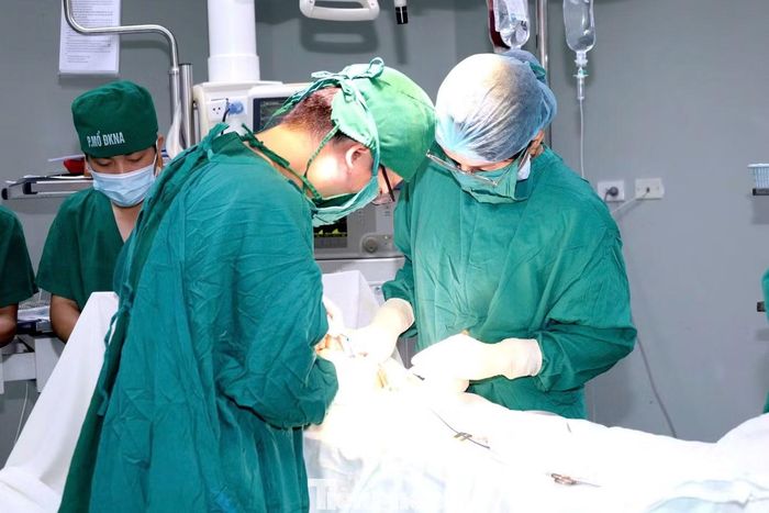 Bên cạnh kíp trực tại khu vực khám ngoại trú và Cấp cứu, Bệnh viện còn bố trí các suất trực thường trú đối với các lĩnh vực chuyên sâu như: Can thiệp Tim mạch, Can thiệp Đột quỵ, Can thiệp X-quang,... Các kíp thường trú luôn sẵn sàng được điều động khi có người bệnh cấp cứu cần can thiệp chuyên môn. Với họ, phía sau mỗi ca trực là những người bệnh đang cần được chăm sóc, vì thế dù là ngày Quốc khánh, các kíp trực vẫn thay phiên nhau làm việc, sẵn sàng xử trí những ca cấp cứu và bảo đảm công tác điều trị diễn ra liên tục.