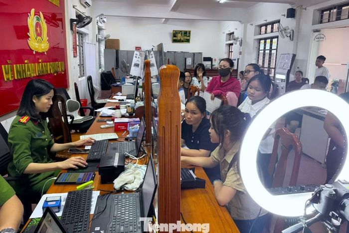 Trong suốt 5 ngày nghỉ lễ, cán bộ, chiến sĩ Công an Nghệ An vẫn duy trì công tác tiếp công dân, bảo đảm các thủ tục hành chính của người dân được giải quyết kịp thời, không bị gián đoạn.
