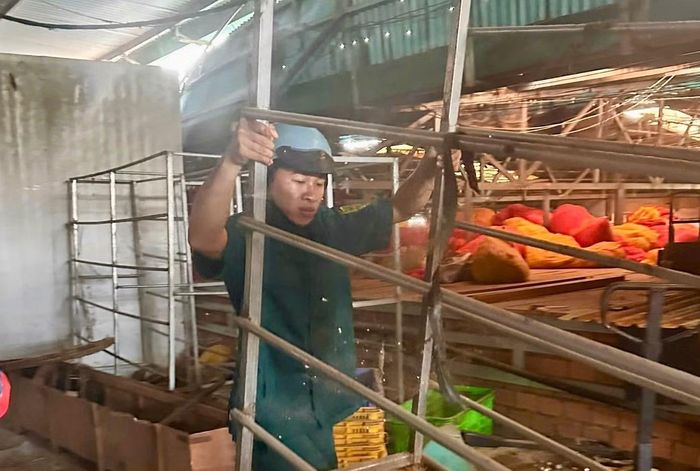 Lực lượng chức năng di dời tài sản cho người dân đến nơi an toàn.
