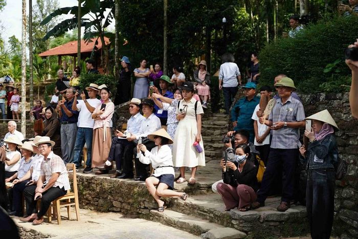  Đông đảo người dân và du khách theo dõi màn trình diễn thời trang độc đáo của sinh viên ĐH Duy Tân 
