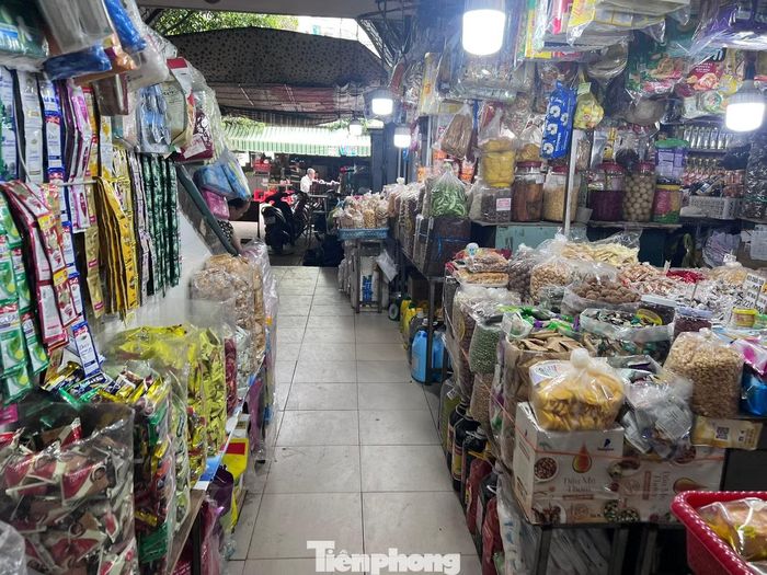 Khu vực kinh doanh bánh kẹo, trái cây chế biến không một bóng người.