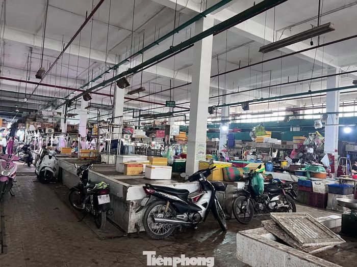 Khu vực kinh doanh thịt cá, thực phẩm tươi sống tại chợ Phú Lâm vắng hoe, nhiều tiểu thương đóng sạp nghỉ bán.