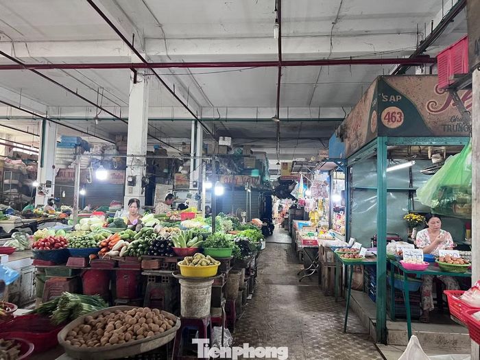 Trái ngược với cảnh sầm uất ở siêu thị, chợ truyền thống tại TP. HCM lại thưa vắng khách trong những ngày nghỉ lễ 2/9.