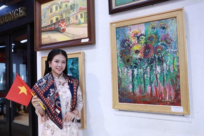 Thông qua hội họa, các nghệ sĩ tái hiện dấu ấn lịch sử, giá trị truyền thống của dân tộc, đồng thời gửi gắm tình yêu quê hương, đất nước và niềm tự hào về chặng đường phát triển của Việt Nam.