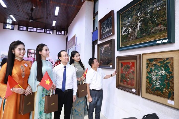 Sáng 30/8, Báo Tiền Phong - Ban tổ chức Hoa hậu Việt Nam 2026 - phối hợp Tập đoàn Đường sắt quốc gia Việt Nam tổ chức trải nghiệm Chuyến tàu Độc lập nhân dịp Quốc khánh 2/9, với hành trình 5 cửa ô, Thăng Long - Kinh Bắc. Trước khi bắt đầu hành trình, các thí sinh tham quan triển lãm Những mốc son huyền thoại được tổ chức tại khu vực ga Hà Nội. Đây là hoạt động giúp các người đẹp có thêm góc nhìn về lịch sử, văn hóa dân tộc thông qua hội họa.