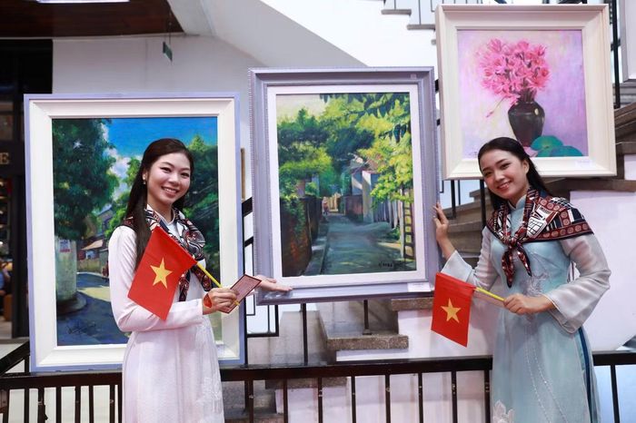 Thí sinh Văn Hà Phương Nhi (ảnh trái) ấn tượng khi những câu chuyện lịch sử được thể hiện bằng ngôn ngữ hội họa. “Em thấy mỗi bức tranh gợi nhiều suy ngẫm về lịch sử và những thế hệ đi trước. Có sự kiện em từng được học nhưng qua góc nhìn của nghệ sĩ lại có cảm xúc rất khác”, cô nói.