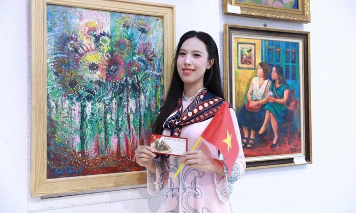 Có mặt tại triển lãm trước giờ khởi hành, thí sinh dành thời gian chiêm ngưỡng các tác phẩm trên nhiều chất liệu như sơn mài, acrylic. Với nhiều cô gái, đây là lần đầu có cơ hội tiếp cận một triển lãm được xây dựng xoay quanh dấu mốc quan trọng của lịch sử dân tộc.