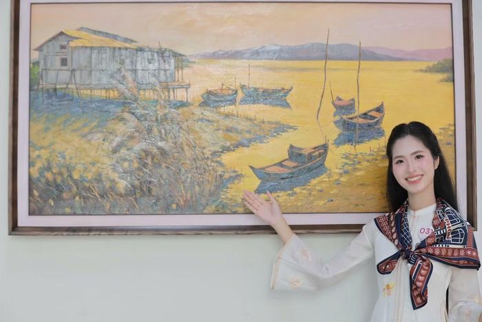 Thí sinh Lê Phương Nghi cho rằng việc tham quan triển lãm trước khi lên tàu khiến hành trình lần này có thêm chiều sâu. “Em nghĩ đây không đơn thuần là chuyến tham quan. Trước khi lên tàu, chúng em được nhìn lại những dấu mốc của đất nước qua tranh, sau đó trực tiếp trải nghiệm hành trình gắn với lịch sử và văn hóa. Điều đó khiến em càng háo hức”, cô chia sẻ.