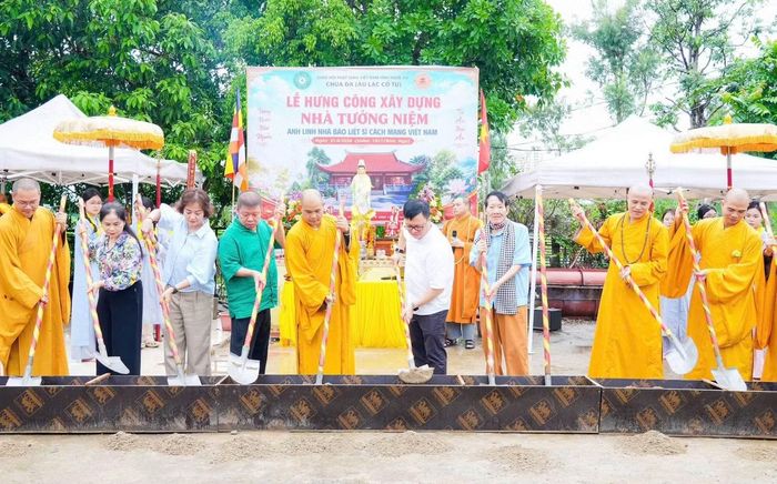 Các đại biểu tiến hành nghi thức Hưng công xây dựng Nhà Tưởng niệm anh linh liệt sĩ nhà báo cách mạng Việt Nam.