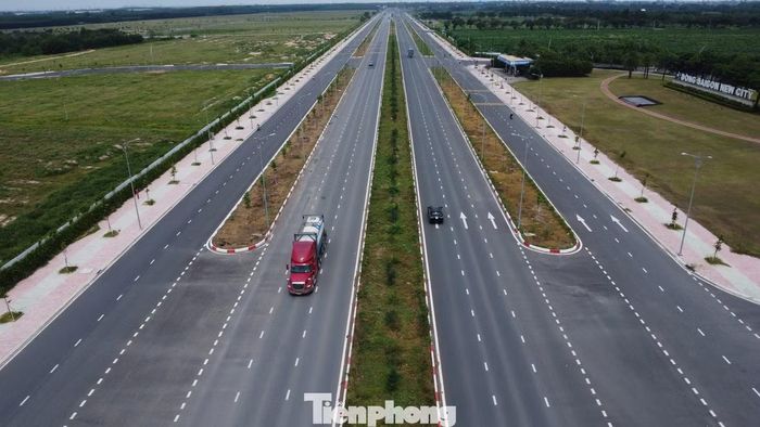 Đường 25B công nhân, nhà thầu làm xuyên lễ sớm hoàn thiện đấu nối vào đoạn đường đã hoàn thành trước đó.