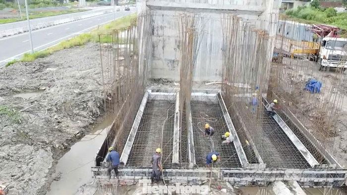 Công nhân tất bật trên công trường Vành đai 3 - TPHCM.