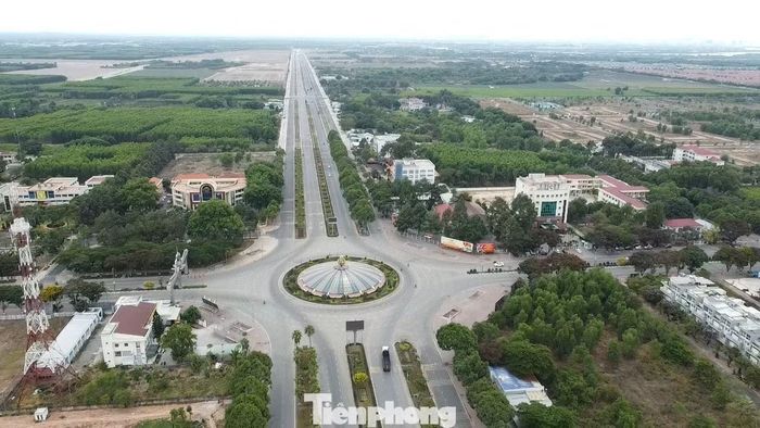 Đường 25B với 10 làn xe nối từ đoạn từ phà Cát Lái qua trung tâm hành chính phường Nhơn Trạch đã hoàn thành, tạo nên cảnh quan mới cho đô thị Tây Nam - Đồng Nai.