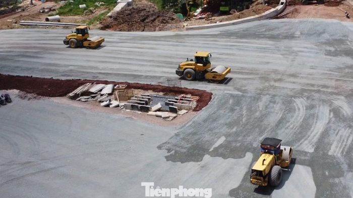 Công nhân tất bật trên công trường đường 25C nối từ Cát Lái tới sân bay Long Thành.