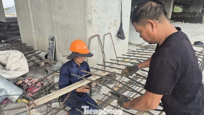 Theo các công nhân việc làm xuyên lễ đảm bảo tiến độ của nhà thầu cùng với đó có thêm thu nhập khi được gấp đôi ngày lương trong dịp này.
