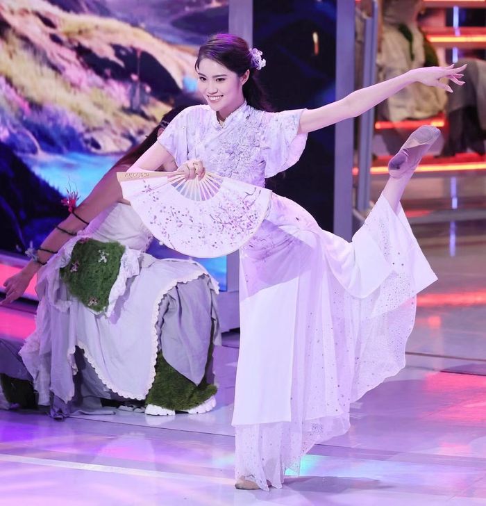 Trong đêm chung kết, các thí sinh biểu diễn tài năng như múa, sử dụng ngôn ngữ ký hiệu, chơi DJ...