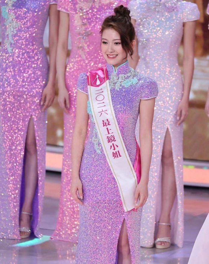 Lý Trạch Hân cũng chia sẻ về Hoa hậu Hong Kong mới: "Cô ấy thực sự xuất sắc và giàu kinh nghiệm. Nếu phải chọn một đối thủ mạnh trong cuộc thi, tôi vẫn sẽ chọn cô ấy. Vì vậy tôi nghĩ cô ấy xứng đáng với danh hiệu, ban giám khảo thực sự có con mắt tinh tường".
