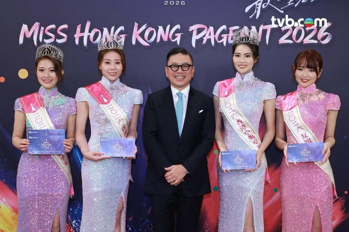 Thí sinh Lý Trừng Tình giành danh hiệu Hoa hậu thân thiện. Lý Trừng Tình (ảnh trái) 25 tuổi, cao 1,65 m, là vũ công, nghệ sĩ piano. Á hậu 2 Lý Trạch Hân còn giành thêm giải thưởng Hoa hậu ăn ảnh nhất. Bốn người đẹp chiến thắng trong cuộc thi chụp cùng Chủ tịch TVB Hứa Đào (ảnh phải).