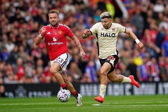 Luke Shaw (trái) thường xuyên để các cầu thủ Ipswich vượt qua dễ dàng.