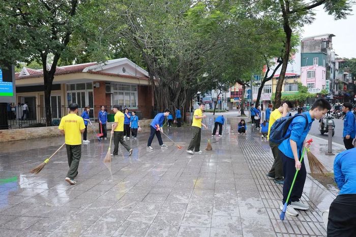 Tuổi trẻ phường Ba Đình dọn vệ sinh tuyến đường Ngọc Hà. Ảnh: ĐPBĐ
