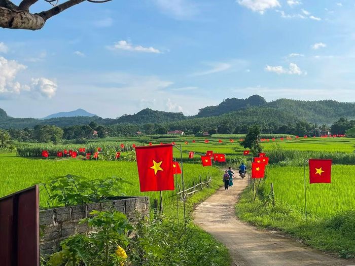 "Đường cờ Tổ quốc" tại thôn Lương Ngoại. Ảnh: ĐXQL