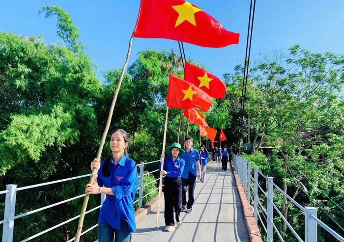 Đoàn viên thanh niên Nghệ An thực hiện đường cờ Tổ quốc.