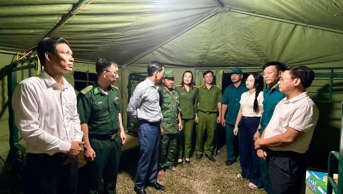 Lãnh đạo phường Bắc Gianh thăm, động viên lực lượng trực chốt trong đêm.