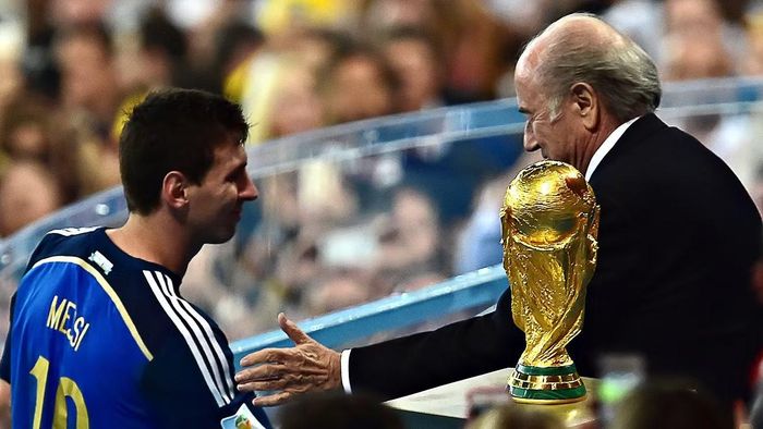  Phút chết lặng ở World Cup 2014: Lionel Messi thể hiện phong độ đỉnh cao khi gồng gánh tập thể Argentina bất ổn tiến thẳng vào chung kết World Cup 2014. Anh ghi bốn bàn thắng quan trọng tại vòng bảng và liên tục kiến tạo cho đồng đội tỏa sáng ở vòng loại trực tiếp. Dù đội nhà nhận thất bại cay đắng 0-1 trước người Đức ở hiệp phụ và rơi chức vô địch, Messi vẫn giành danh hiệu Quả bóng vàng. Khoảnh khắc Messi đi qua chiếc cúp vàng và cúi đầu đã làm tan nát trái tim hàng triệu CĐV bóng đá. 