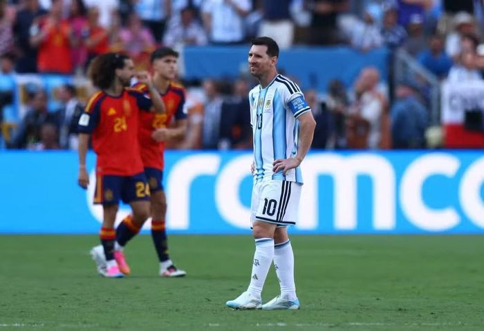  Trận đấu cuối cùng của Messi cùng Argentina: Lão tướng 39 tuổi làm đầu tàu, cùng đồng đội tiến vào trận chung kết World Cup 2026 gặp Tây Ban Nha. Messi thể hiện sức chiến đấu tuyệt vời khi chơi trọn vẹn 120 phút trước Tây Ban Nha hùng mạnh. Argentina nhận thất bại đáng tiếc và lỡ hẹn với chiếc cúp vàng lần thứ 2 liên tiếp, nhưng đây vẫn là giải đấu vĩ đại của Messi. Tiếc thay, trận chung kết World Cup 2026 cũng là lần cuối cùng Leo ra sân cho đội tuyển. 
