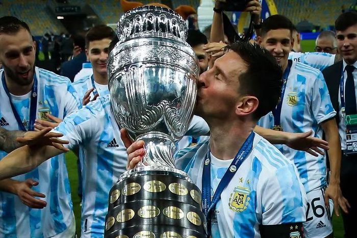  Danh hiệu đầu tiên cùng Argentina: Lionel Messi cùng đồng đội đánh bại kình địch Brazil ngay trên thánh địa Maracana ở chung kết Copa America 2021. Tiếng còi mãn cuộc vang lên, đó là lúc Messi chấm dứt cơn khát danh hiệu ở cấp đội tuyển kéo dài suốt 28 năm của đội tuyển Argentina. Các cầu thủ Albiceleste lao đến ôm Messi, khóc cùng người đội trưởng vì chiếc cúp quý giá. Nhờ danh hiệu Copa America 2021, Messi được tiếp thêm niềm tin và sau đó cùng Argentina chinh phục nốt đỉnh cao World Cup 2022. 