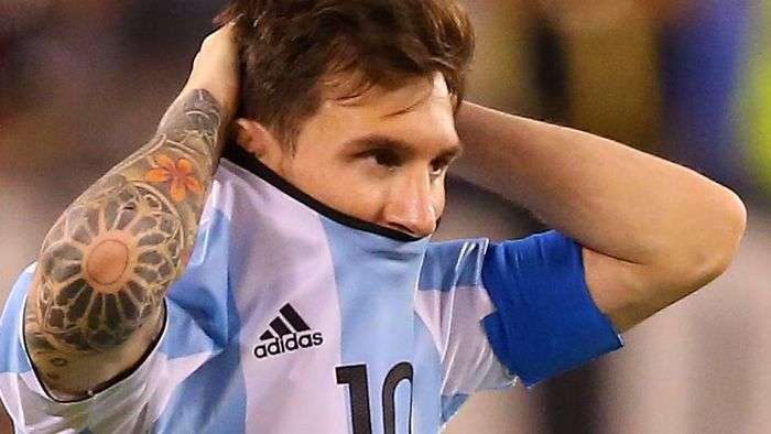  Ngày Messi tuyên bố giã từ đội tuyển lần một: Lionel Messi tuyên bố từ giã sự nghiệp quốc tế trong nước mắt sau thất bại đau đớn tại chung kết Copa America 2016. Quyết định đột ngột của anh tạo cú sốc cực lớn trên toàn đất nước Argentina. Tổng thống nước này cùng hàng triệu người hâm mộ đồng loạt xuống đường kêu gọi người đội trưởng thay đổi ý định. Lắng nghe tiếng gọi từ trái tim và tình yêu quê nhà, anh quyết định rút lại lời tuyên bố để trở lại khoác áo Albiceleste và phần còn lại đã là lịch sử. 
