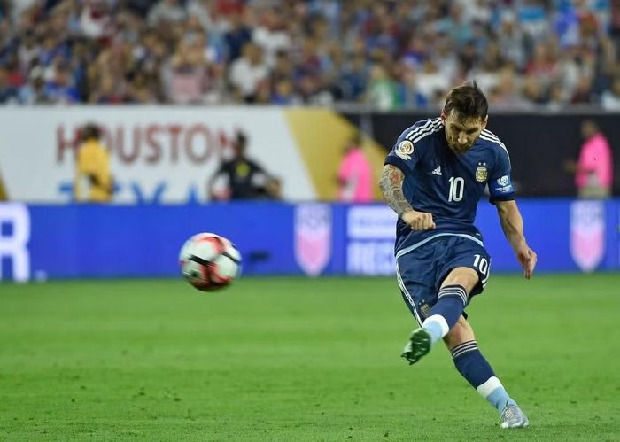 Ngày Messi trở thành chân sút số 1 Argentina: Lionel Messi vẽ đường cong tuyệt mỹ vào lưới đội tuyển Mỹ trong trận bán kết Copa America Centenario 2016. Anh thực hiện cú đá phạt góc chết hiểm hóc từ khoảng cách hơn 25m, đánh bại hoàn toàn thủ môn Brad Guzan. Bàn thắng siêu phẩm này giúp anh cán mốc 55 bàn thắng cho đội tuyển quốc gia. Anh chính thức vượt qua kỷ lục của huyền thoại Gabriel Batistuta để trở thành chân sút vĩ đại nhất lịch sử Argentina. 