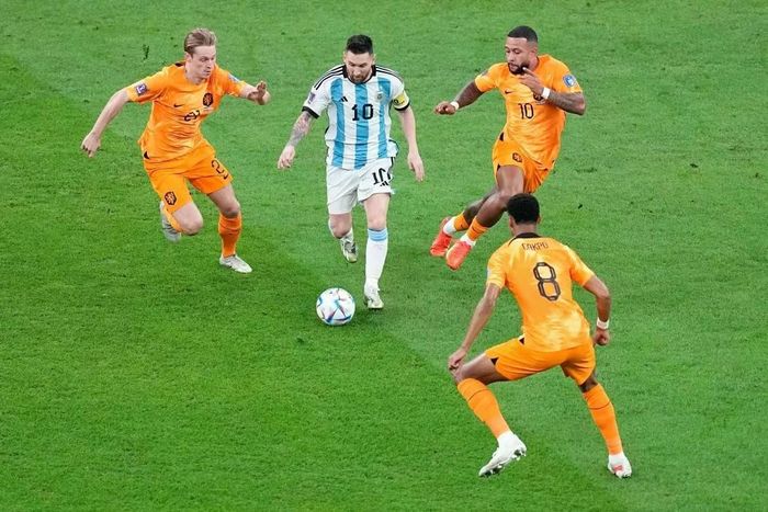  Khoảnh khắc kinh điển trước Hà Lan ở World Cup 2022: Lionel Messi thực hiện đường kiến tạo thiên tài tại trận tứ kết World Cup 2022 gặp Hà Lan. Anh dốc bóng tốc độ ở trung lộ rồi bất ngờ tung ra đường chọc khe xuyên qua 5 cầu thủ áo cam. Đường chuyền xé toạc hàng phòng ngự đặt Nahuel Molina vào vị thế thuận lợi để ghi bàn mở tỷ số trận đấu. Đây được xem là một trong những đường kiến tạo hay nhất sự nghiệp của Messi. 