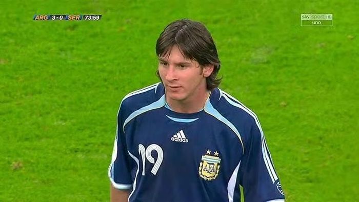  Ghi bàn đầu tiên ở World Cup: Tiền đạo tuổi teen Lionel Messi ra mắt đội tuyển tại World Cup vào ngày 16/6/2006. Anh vào sân thay người ở phút 74, chỉ mất vài phút để kiến tạo cho Hernan Crespo lập công. Ngay sau đó, anh tự mình ghi bàn thắng ấn định tỷ số 6-0 từ đường chuyền của Carlos Tevez. Pha lập công đáng nhớ biến anh thành cầu thủ Argentina trẻ nhất lịch sử ghi bàn tại một kỳ World Cup. 