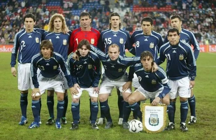  Lần đầu ghi bàn cho Argentina: Ngày 1/3/2006, Lionel Messi lần đầu ghi bàn trong màu áo đội tuyển quốc gia Argentina. Trong trận giao hữu gặp Croatia tại Basel, chàng trai 18 tuổi mang áo số 19, tận dụng sai lầm của hậu vệ đối phương, thực hiện cú cứa lòng chân trái sở trường từ rìa vòng cấm và ghi bàn. Đây cũng là trận ra mắt đội tuyển Croatia của Luka Modric. 