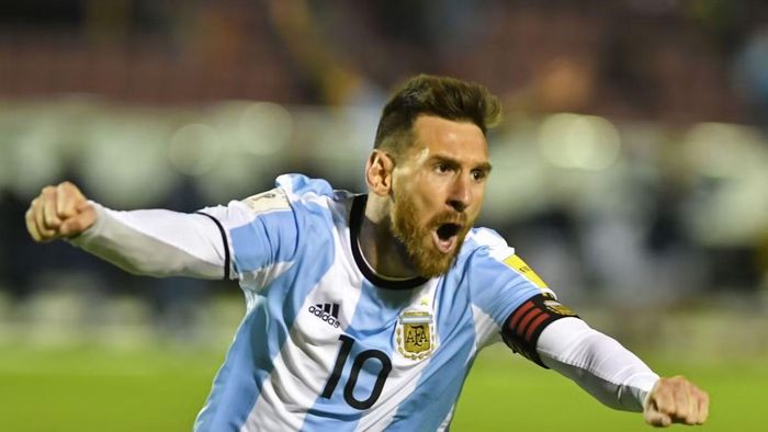  Cú hat-trick thiên tài cứu rỗi Argentina: Lionel Messi một tay kéo con tàu đắm Argentina vượt qua giông bão tại vòng loại World Cup 2018. Đội tuyển xứ Tango đối mặt nguy cơ bị loại và nhận bàn thua sớm ngay phút đầu tiên trên sân Quito. Giữa khủng hoảng, siêu sao số 10 rực sáng bằng cú hat-trick thiên tài, đưa đội tuyển lội ngược dòng ngoạn mục với chiến thắng 3-1. Một tay Messi đã kéo Argentina trở lại từ cõi chết và có vé dự World Cup 2018. 