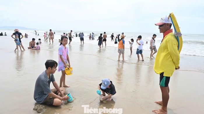 Các nhân viên cứu hộ luôn túc trực trên các bãi tắm công cộng.