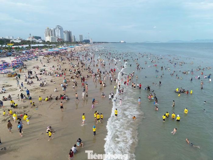 Du khách thỏa thích tắm biển và dạo chơi trên công viên trải dài suốt 3km bờ biển của Bãi Sau.