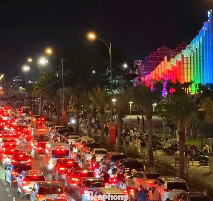 Đến tối 31/3, phóng viên ghi nhận lượng xe đổ về Vũng Tàu càng lúc càng đông.