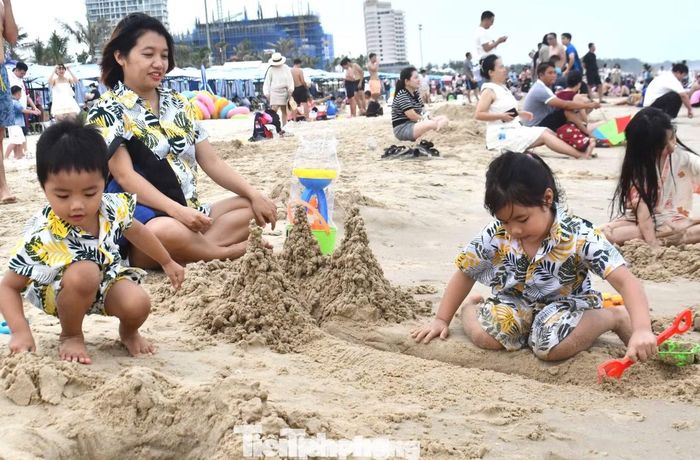 Chị Nguyễn Thủy Tiên (phường Cát Lái, TPHCM) cùng chồng và hai con quyết định trong dịp nghỉ lễ năm nay tiếp tục đến phố biển Vũng Tàu trải nghiệm trong hai ngày. ”Chúng tôi đã đến Vũng Tàu nhiều lần, mỗi lần trở lại đều cảm nhận sự mới mẻ. Bãi biển ngày càng sạch đẹp, văn minh. Hôm nay thời tiết mát mẻ, thích hợp để tắm biển vui chơi. Biển Vũng Tàu còn có công viên rộng và đẹp, là điểm đến lý tưởng cho những gia đình có con nhỏ” - chị Thủy Tiên chia sẻ.