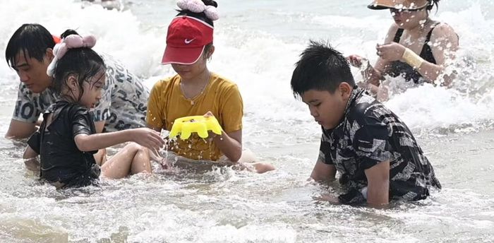 Các em nhỏ vui chơi thoải mái trong kỳ nghỉ cùng gia đình trước khi bước vào năm học mới.