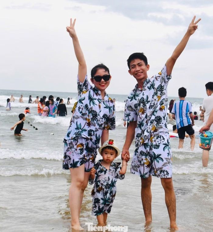 Gia đình chị Nguyễn Thị Kim Thoa (phường Hiệp Bình, TPHCM) thích thú dạo chơi, tạo hình dưới bãi tắm. Chị Thoa cho biết: "Năm nay, bãi tắm được tổ chức tốt hơn, có lực lượng cứu hộ luôn túc trực, tình hình an ninh trật tự được đảm bảo, không còn tình trạng hàng rong chèo kéo du khách mua hàng như thời gian trước".