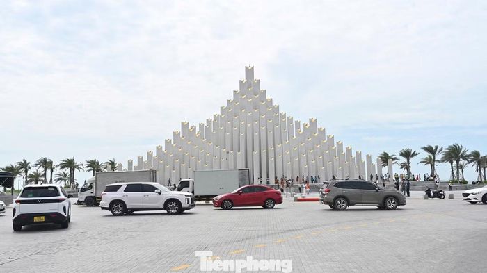 Vũng Tàu không chỉ thu hút du khách đến tắm biển, các địa điểm như tháp Tam Thắng cũng thu hút rất đông du khách đến check-in