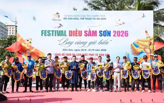 Phó Chủ tịch UBND tỉnh Đầu Thanh Tùng và lãnh đạo Sở VH,TT&DL tặng cờ lưu niệm cho đại diện các CLB tham dự Festival.